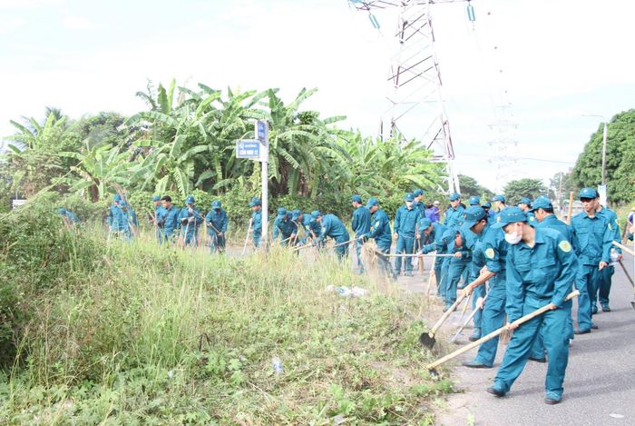 Phường Hòa Xuân huy động các lực lượng lập lại cảnh quan, môi trường tại nhiều khu vực. Ảnh: KHÁNH PHƯƠNG
