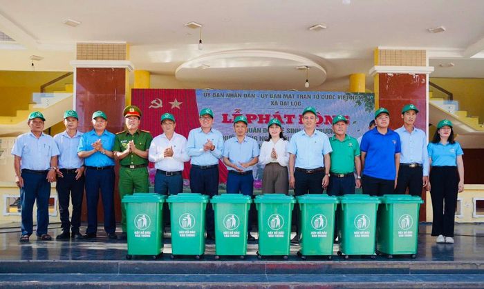 Xã Đại Lộc trao các thùng rác cho các hội, đoàn thể, khu dân cư để góp phần giảm thiểu rác phát sinh ra môi trường. Ảnh: VÕ THÀNH