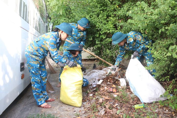 Cán bộ, chiến sĩ Trung đoàn 224 (Sư đoàn Phòng không 375) phối hợp với các địa phương tham gia tổng dọn vệ sinh môi trường, thu gom rác. Ảnh: HOÀNG HIỆP