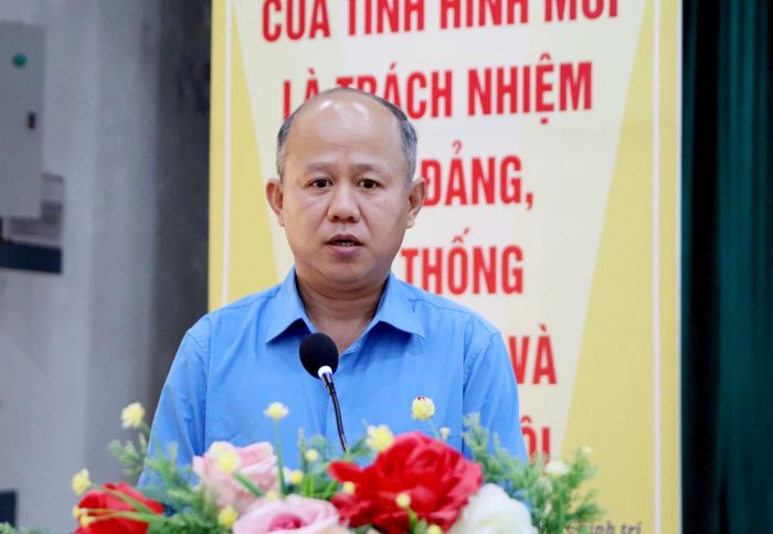 Phó Chủ tịch Thường trực Liên đoàn Lao động thành phố Đà Nẵng Lê Văn Đại báo cáo kết quả đại hội. Ảnh: TRỌNG HUY