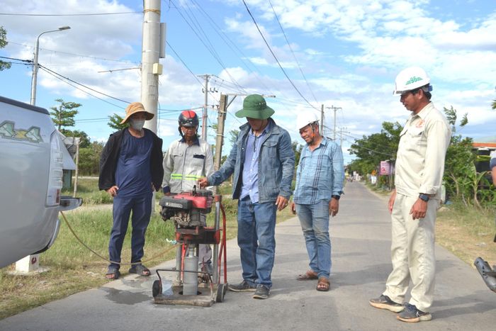Đơn vị kiểm định độc lập kiểm tra chất lượng thi công nền đường nối từ dự án với đường dân sinh phía xã Phú Thuận. Ảnh: CÔNG TÚ