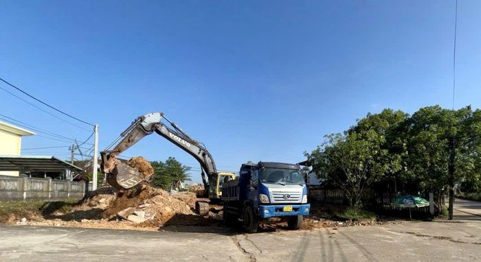 Thi công nút giao lý trình km3+194.81 (thôn Phú Nhuận 3, xã Thu Bồn). Ảnh: CÔNG TÚ