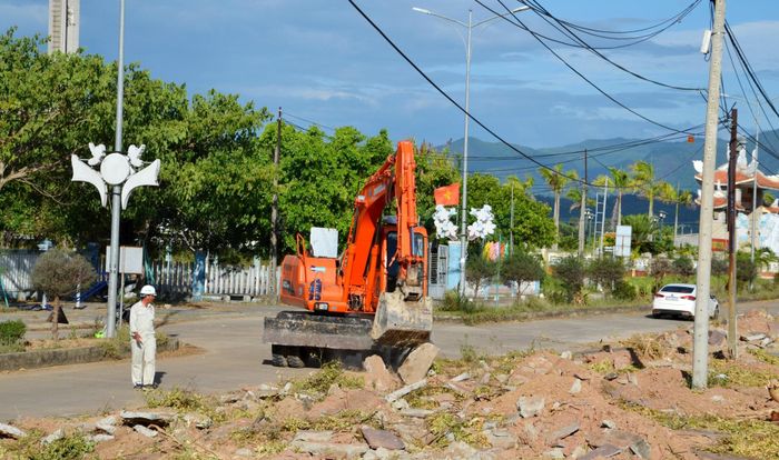 Cải tạo lại đoạn tuyến đi qua trung tâm hành chính xã Duy Tân cũ. Ảnh: CÔNG TÚ