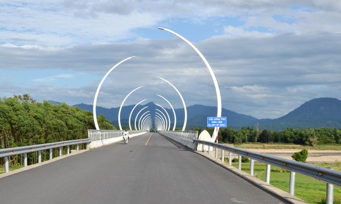 Cầu Sông Thu thuộc dự án đã hoàn thành. Ảnh: CÔNG TÚ