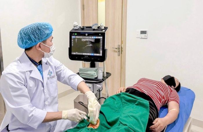 Bệnh viện Đại học Y khoa Phan Châu Trinh ứng dụng y học tái tạo vào chữa bệnh xương khớp, chăm sóc vết thương. Ảnh: K.L