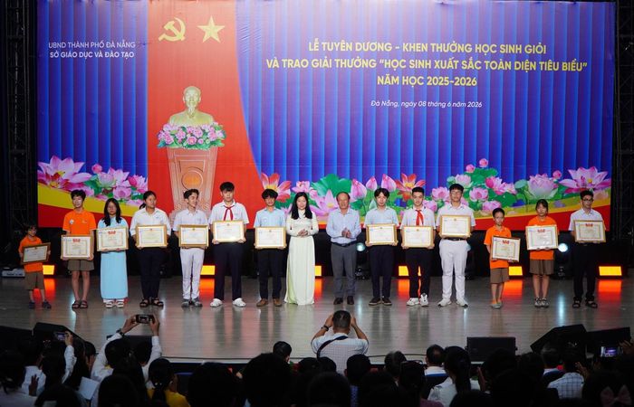 Khen thưởng học sinh đoạt giải Nhì tại cuộc thi, hội thi cấp quốc gia về khoa học kỹ thuật, tin học... Ảnh: TÂM ĐAN