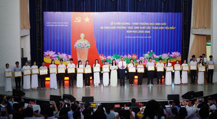 Lãnh đạo HĐND thành phố, Sở Giáo dục và Đào tạo thành phố trao thưởng “Học sinh xuất sắc toàn diện tiêu biểu” năm học 2025 - 2026. Ảnh: TÂM ĐAN