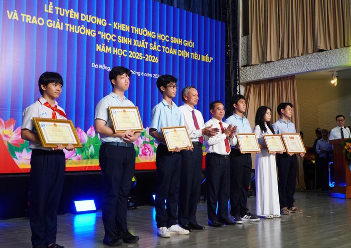 Phó Chủ tịch HĐND thành phố Đoàn Ngọc Hùng Anh (thứ 4, bên trái sang) và Phó Chủ tịch UBND thành phố Trần Anh Tuấn (thứ 5, bên trái sang) trao Bằng khen cho các học sinh đoạt giải Nhất quốc gia tại các kỳ thi, cuộc thi năm học 2025 - 2026. Ảnh: TÂM ĐAN