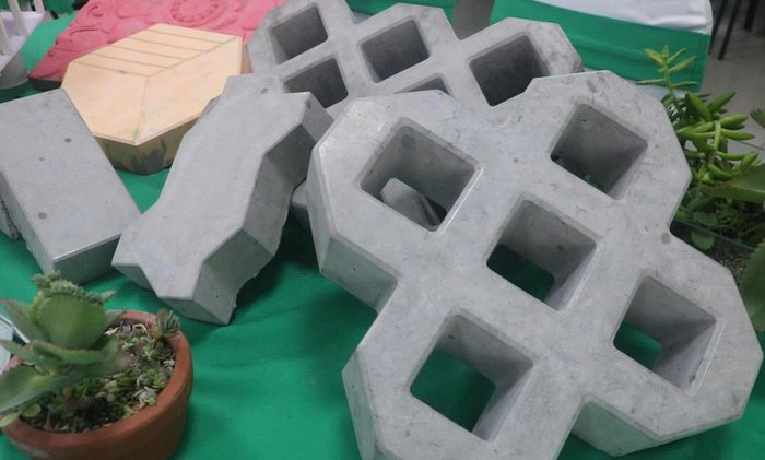Dòng gạch trang trí từ phế phẩm xây dựng Eco Brick góp phần giải quyết bài toán môi trường. Ảnh: VĂN HOÀNG