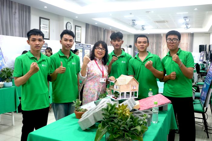 Dự án Eco Brick - Công nghệ sản xuất gạch trang trí từ bê tông thải công trình của nhóm sinh viên Trường Đại học Đông Á. Ảnh: VĂN HOÀNG