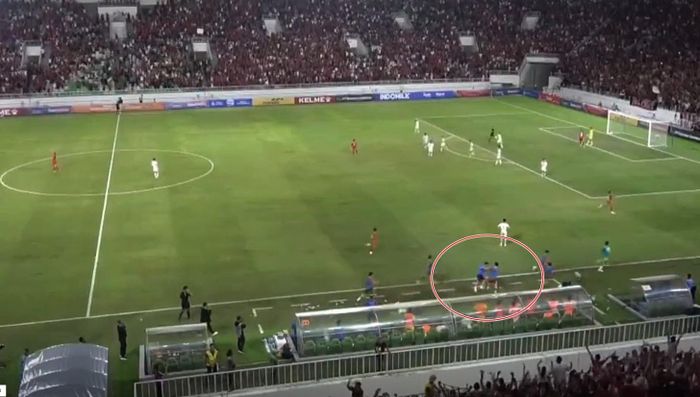 Trợ lý huấn luyện viên Nguyễn Ngọc Duy bị xô ngã sau tình huống ăn mừng của đối phương.