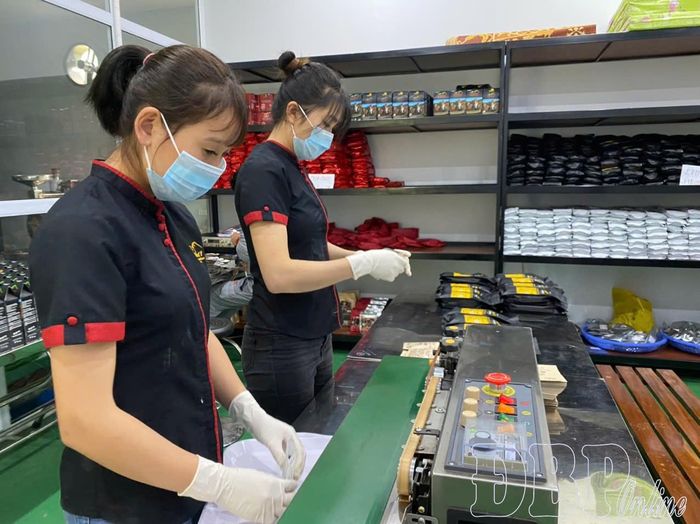Là một trong những doanh nghiệp hàng đầu của tỉnh trong lĩnh vực sản xuất, chế biến cà phê, Công ty Cổ phần Cà phê Hồng Kỳ Quốc Tế đầu tư hệ thống dây chuyền sản xuất đồng bộ, hiện đại. Trong ảnh: Công nhân Công ty đóng gói sản phẩm cà phê.