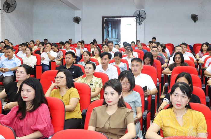 Cán bộ, giáo viên thực hiện nhiệm vụ trong kỳ thi tham gia tập huấn.