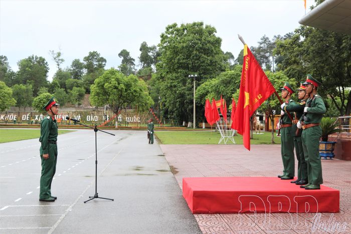 Chiến sĩ mới tuyên thệ dưới Quân kỳ Quyết thắng.