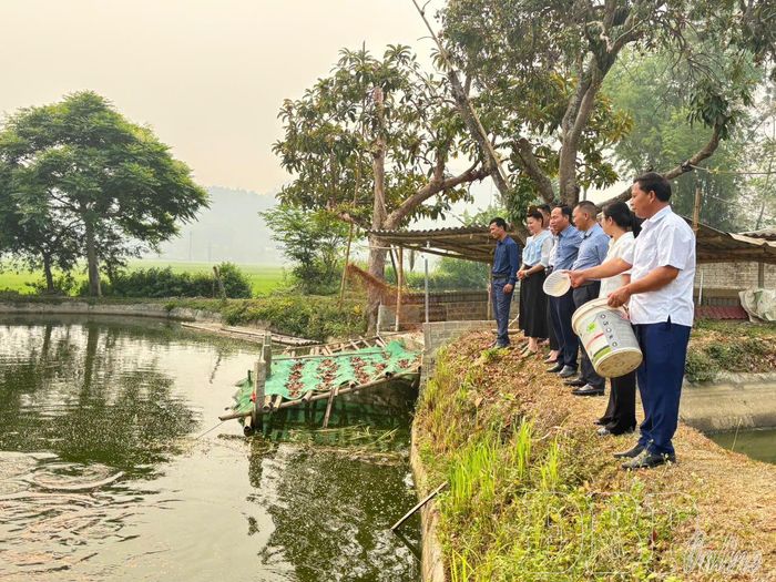 Đội ngũ cán bộ, đảng viên xã Thanh Yên luôn gần dân, sát dân, tuyên truyền vận động Nhân dân phát triển kinh tế.