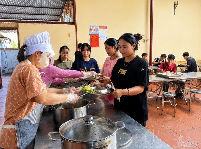 Hầu hết các cơ sở giáo dục đã chủ động xây dựng phương án tổ chức bữa ăn bán trú, đảm bảo các em được thụ hưởng theo đúng tinh thần Nghị quyết số 13, dù kinh phí chưa cấp về.