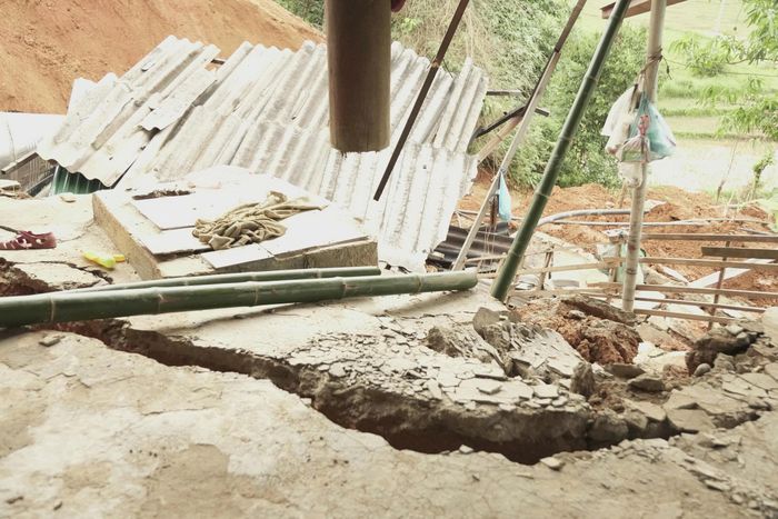 Vết nứt lớn tại nhà ông Lò Văn Thọ, bản Nậm Nèn 1, xã Nậm Nèn.