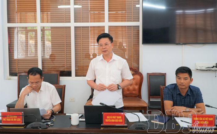 Đồng chí Vũ Văn Thượng, Tỉnh ủy viên, Giám đốc Báo và phát thanh, truyền hình Điện Biên tham gia ý kiến tại cuộc họp. 