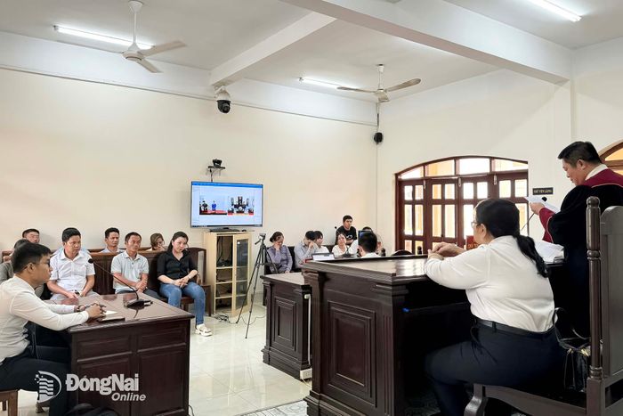 Một phiên tòa xét xử trực tuyến tại Tòa án nhân dân thành phố Đồng Nai. Ảnh: Tố Tâm