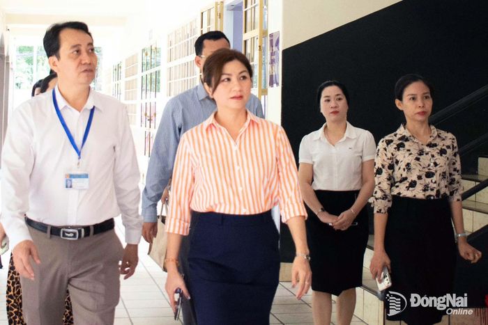 Phó Giám đốc Sở Giáo dục và Đào tạo Trần Ngọc Thắng (bìa trái) đi kiểm tra công tác chuẩn bị cho Kỳ thi tốt nghiệp THPT năm 2026 tại một điểm thi. Ảnh: Công Nghĩa