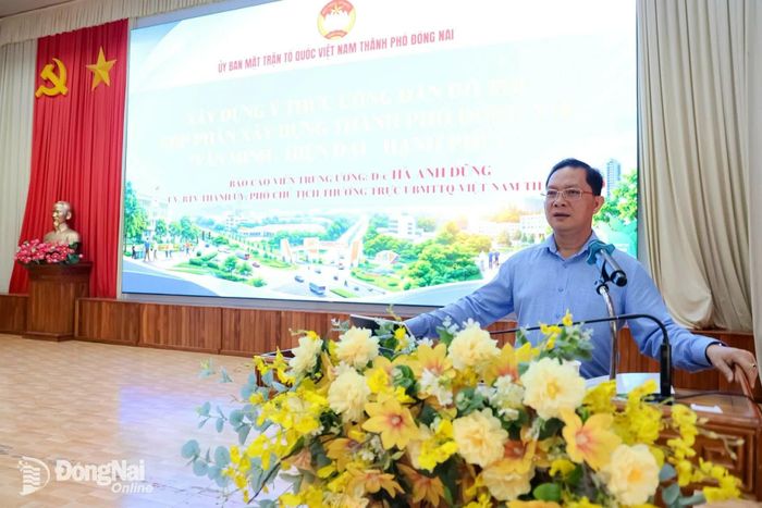 Ủy viên Ban Thường vụ Thành ủy, Phó Chủ tịch Thường trực Ủy ban MTTQ Việt Nam thành phố Đồng Nai, Báo cáo viên Trung ương Hà Anh Dũng truyền đạt những nội dung trọng tâm của chuyên đề xây dựng ý thức công dân đô thị. Ảnh: Hùng Hiền