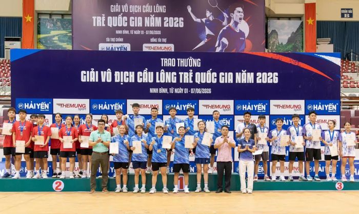 Ban tổ chức trao giải cho các đội đạt thứ hạng cao nội dung đồng đội nam - nữ hỗn hợp. Ảnh: Liên đoàn Cầu lông Việt Nam