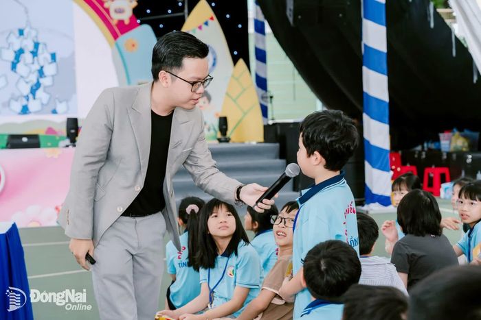 Báo cáo viên tương tác với các em thiếu nhi tham gia hoạt động tuyên truyền tại Lễ hội thiếu nhi Đồng Nai (cụm 1). Ảnh: CTV