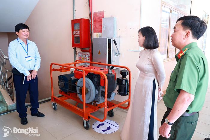 Đoàn kiểm tra phương án máy phát điện dự phòng phục vụ kỳ thi tại điểm thi Trường THPT Ngô Quyền. Ảnh: Công Nghĩa