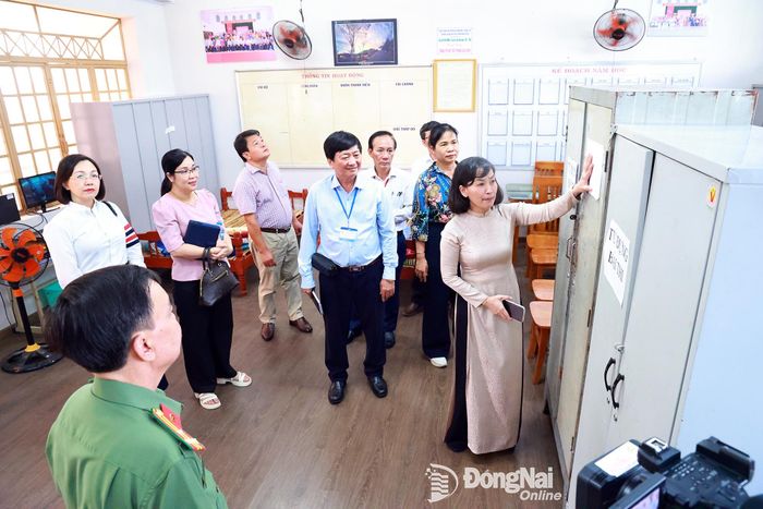 Đoàn kiểm ta tủ bảo quản đề thi, bài thi tại điểm thi Trường THPT Ngô Quyền. Ảnh: Công Nghĩa