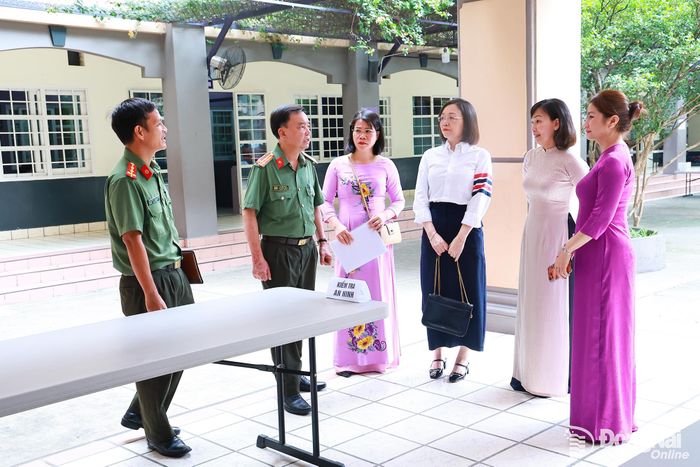 Đoàn kiểm tra hướng dẫn thực hiện quy trình quét và phát hiện các thiết bị công nghệ cao bị cấm mang vào phòng thi tại Trường TH-THCS-THPT Bùi Thị Xuân. Ảnh: Công Nghĩa