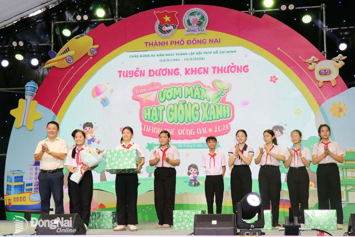Anh Bùi Xuân Dũng, Phó Giám đốc Nhà văn hóa Thanh Thiếu nhi thành phố, Phó Chủ tịch Hội đồng Đội thành phố Đồng Nai trao giải nhất cho cụm 5. Ảnh: Ngọc Huyền