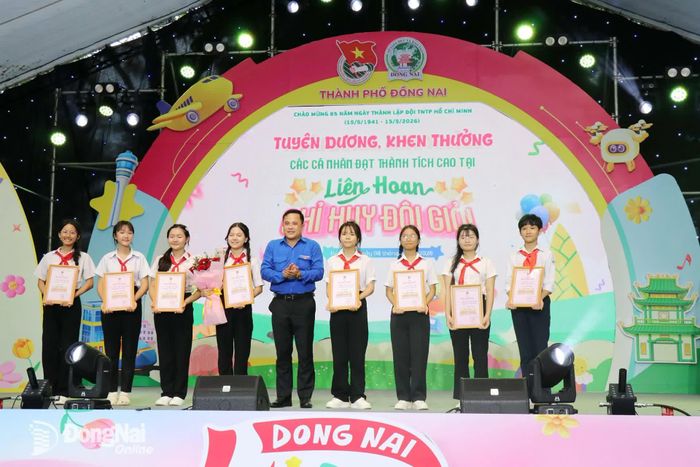 Anh Nguyễn Hiếu Trung, Phó Bí thư Thành đoàn thành phố Đồng Nai trao thưởng cho các cá nhân đoạt giải tại liên hoan Chỉ huy Đội giỏi. Ảnh: Ngọc Huyền