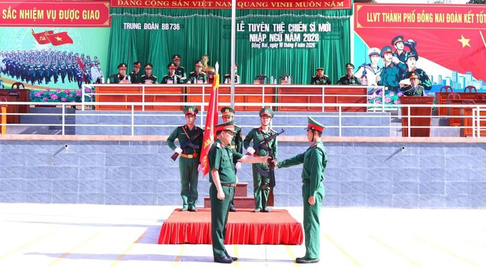 Trung tá Phan Quý Khách, Trung đoàn trưởng Trung đoàn 736 tổng duyệt nội dung trao vũ khí cho chiến sĩ mới. Ảnh: Nguyệt Hà