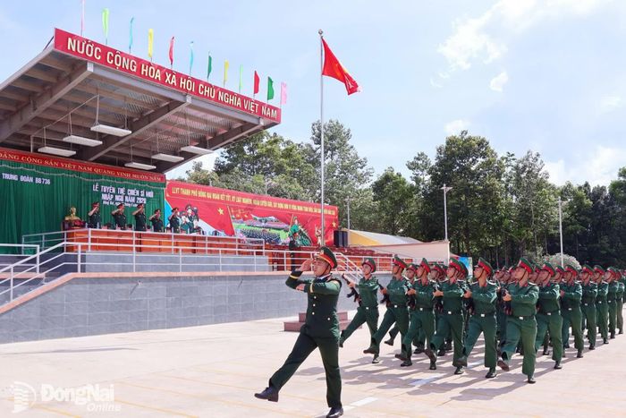 Đại biểu dự duyệt nội dung duyệt đội ngũ. Ảnh: Nguyệt Hà