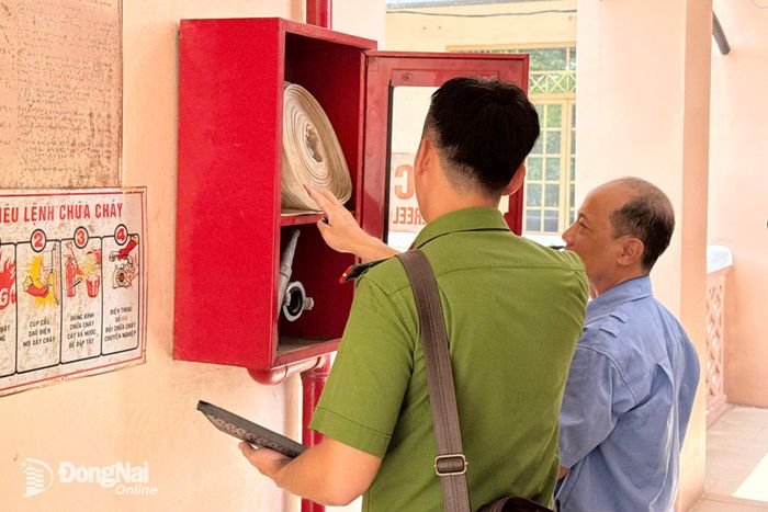 Lực lượng chức năng kiểm tra hệ thống phương tiện, dụng cụ chữa cháy tại Trường THPT Ngô Quyền. Ảnh: Lê Duy