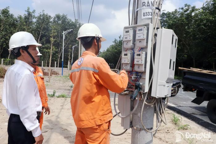 Nhân viên điện lực kiểm tra, rà soát hệ thống đo đếm và nguồn điện tại một khu vực sắp diễn ra kỳ thi tốt nghiệp THPT năm 2026. Ảnh: PCĐN