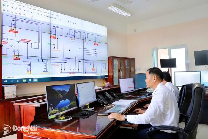 Trực tại Trung tâm Điều khiển PC Đồng Nai để phát hiện và xử lý kịp thời các bất thường trên lưới điện. Ảnh: PCĐN