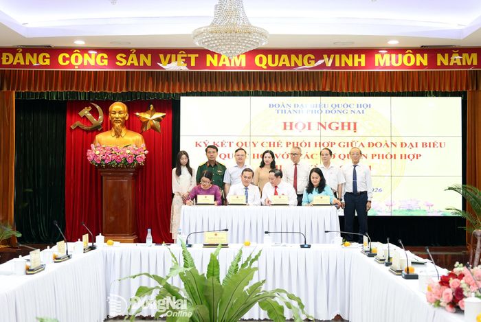 Đoàn đại biểu Quốc hội thành phố ký kết quy chế phối hợp nhiệm kỳ 2026-2031 với Thường trực HĐND thành phố, UBND thành phố, Ủy ban MTTQ Việt Nam thành phố. Ảnh: Hồ Thảo