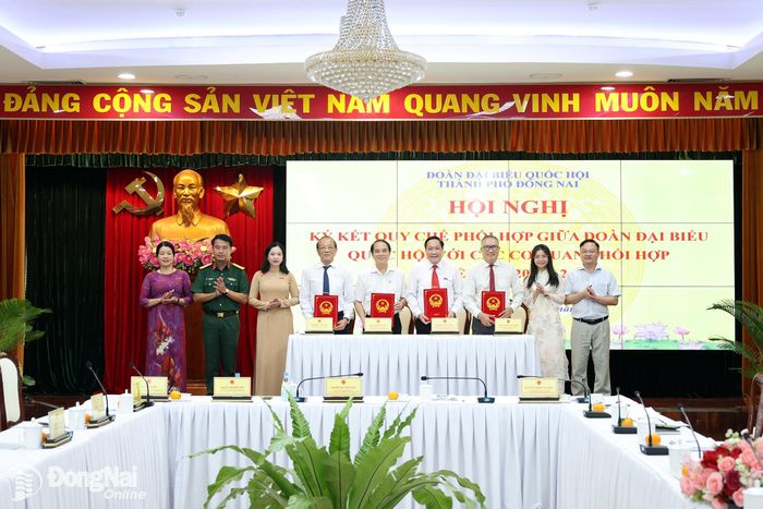 Đoàn đại biểu Quốc hội thành phố ký kết với Ngân hàng Nhà nước Việt Nam - Chi nhánh khu vực 2, Báo và Phát thanh, Truyền hình Đồng Nai và Hội Luật gia thành phố. Ảnh: Hồ Thảo