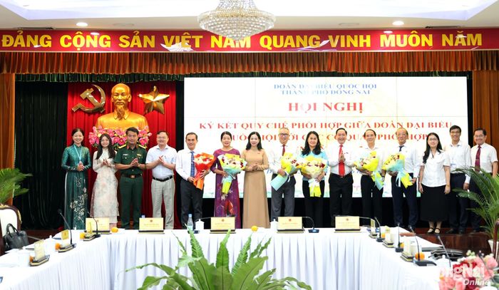 Lãnh đạo Đoàn đại biểu Quốc hội thành phố tặng hoa các cơ quan, đơn vị tham gia lễ ký kết. Ảnh: Hồ Thảo