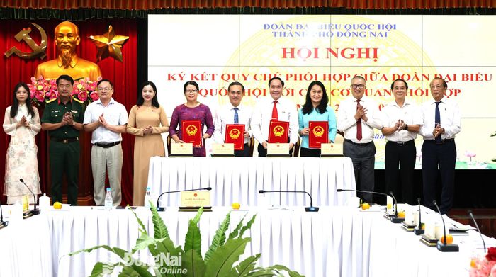 Lãnh đạo Đoàn đại biểu Quốc hội thành phố,Thường trực HĐND thành phố, UBND thành phố, Ủy ban MTTQ Việt Nam thành phố và các đơn vị thể hiện quyết tâm thực hiện nội dung ký kết. Ảnh: Hồ Thảo