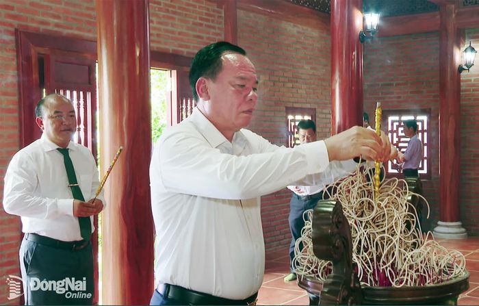 Phó Bí thư Thành ủy Đồng Nai Võ Tấn Đức dâng hương tại Nhà thờ Bác Hồ. Ảnh: Lê Hoàng Vũ