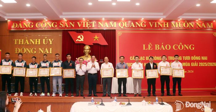 Phó Bí thư Thành ủy Đồng Nai Võ Tấn Đức và Ủy viên Ban Thường vụ Thành ủy, Phó Chủ tịch UBND thành phố Đồng Nai Lê Trường Sơn tặng bằng khen của UBND thành phố cho các cá nhân của Câu lạc bộ bóng đá Trường Tươi Đồng Nai đã có nhiều thành tích trong mùa giải 2025-2026. Ảnh: An Nhơn