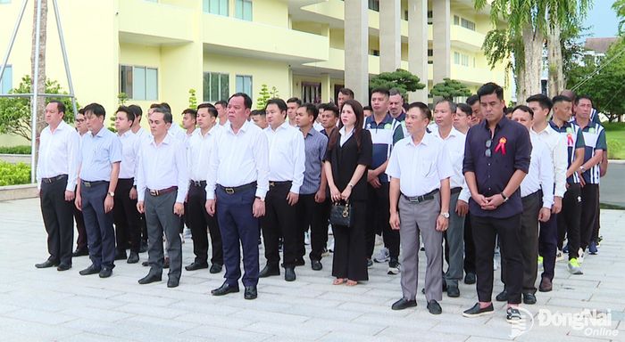 Lãnh đạo Thành ủy, UBND thành phố, các sở, ban, ngành và ban huấn luyện, các cầu thủ của Câu lạc bộ bóng đá Trường Tươi Đồng Nai dâng hương báo công tại Nhà thờ Bác Hồ (trong khuôn viên Thành ủy Đồng Nai). Ảnh: Lê Hoàng Vũ