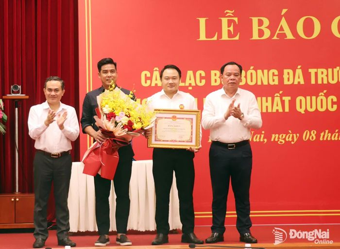 Phó Bí thư Thành ủy Đồng Nai Võ Tấn Đức và Ủy viên Ban Thường vụ Thành ủy, Phó Chủ tịch UBND thành phố Đồng Nai Lê Trường Sơn tặng bằng khen của UBND thành phố cho tập thể Câu lạc bộ bóng đá Trường Tươi Đồng Nai đã có nhiều thành tích trong mùa giải 2025-2026. Ảnh: An Nhơn