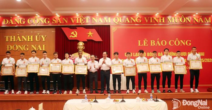 Phó Bí thư Thành ủy Đồng Nai Võ Tấn Đức và Ủy viên Ban Thường vụ Thành ủy, Phó Chủ tịch UBND thành phố Đồng Nai Lê Trường Sơn tặng bằng khen của UBND thành phố cho các cá nhân của Câu lạc bộ bóng đá Trường Tươi Đồng Nai đã có nhiều thành tích trong mùa giải 2025-2026. Ảnh: An Nhơn