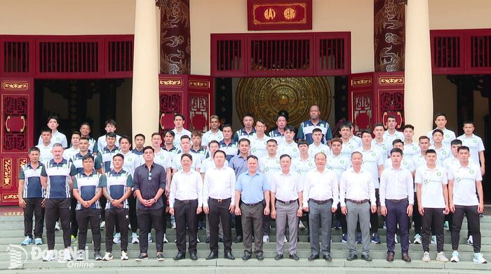 Đại diện lãnh đạo các sở, ban, ngành và ban huấn luyện, các cầu thủ của Câu lạc bộ bóng đá Trường Tươi Đồng Nai dâng hương báo công và chụp hình lưu niệm tại Văn miếu Trấn Biên. Ảnh: Lê Hoàng Vũ
