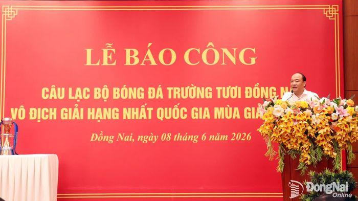 Ông Phạm Hương Sơn, Chủ tịch Câu lạc bộ bóng đá Trường Tươi Đồng Nai thông tin những kết quả đạt được của Câu lạc bộ bóng đá Trường Tươi Đồng Nai. Ảnh: An Nhơn