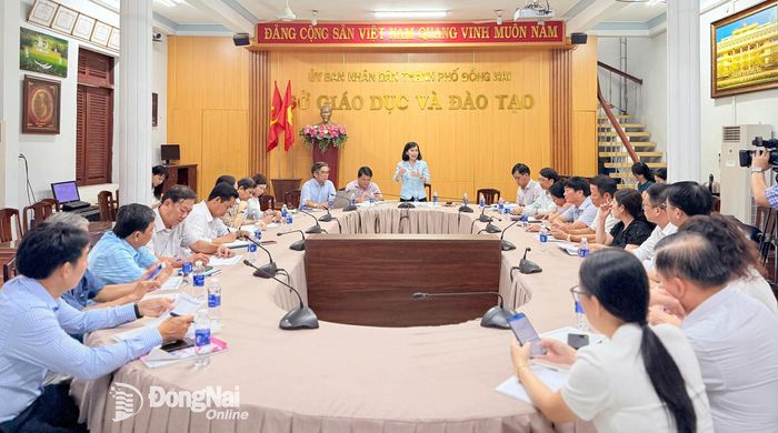 Thành ủy viên, Giám đốc Sở Giáo dục và Đào tạo Trương Thị Kim Huệ chủ trì buổi họp. Ảnh: Công Nghĩa