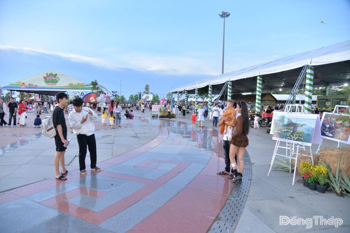 Người dân check in tại triển lãm ảnh.